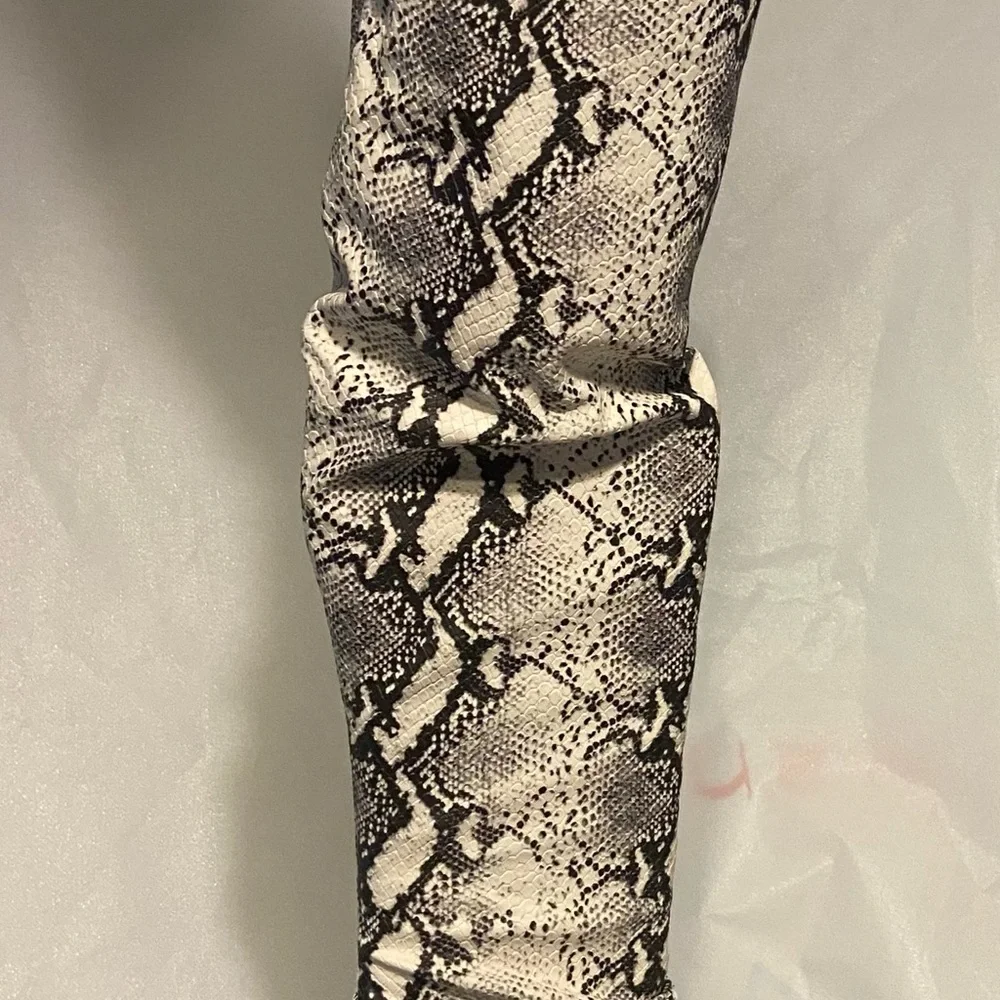 Reptile Habitat Decor - Snake Pattern